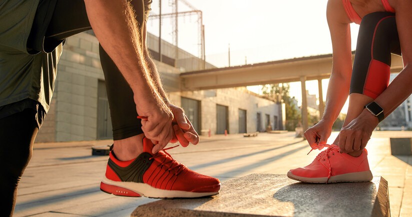 osoby przygotowują się do biegania, jak zacząć biegać, co jest potrzebne do biegania, początki biegania