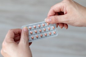 Według najnowszych zaleceń nie musisz robić 7-dniowej przerwy w braniu tabletek antykoncepcyjnych – nie przynosi to żadnych korzyści zdrowotnych