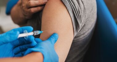 Osoba szczepiąca się przeciwko półpaścowi. Szczepienie przeciw półpaścowi, szczepionka na półpasiec.