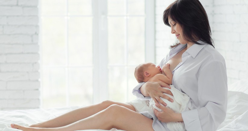 Kobieta karmiąca niemowlę piersią. Co na przeziębienie przy karmieniu piersią, co na przeziębienie przy kp, kp a przeziębienie.