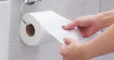 osoba korzysta z papieru toaletowego, śluz w kale, śluz w stolcu, stole ze śluzem, kał ze śluzem