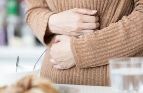 leki osłonowe na żołądek, jak ochronić żołądek podczas brania leków, kobieta z bólem żołądka, leki przeciwzapalne na żołądek