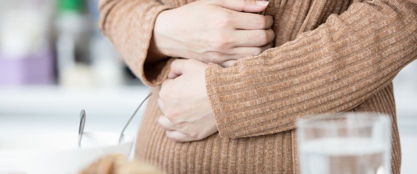 leki osłonowe na żołądek, jak ochronić żołądek podczas brania leków, kobieta z bólem żołądka, leki przeciwzapalne na żołądek