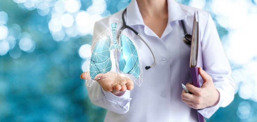 Lekarz pokazuje wizualizację ludzkich płuc