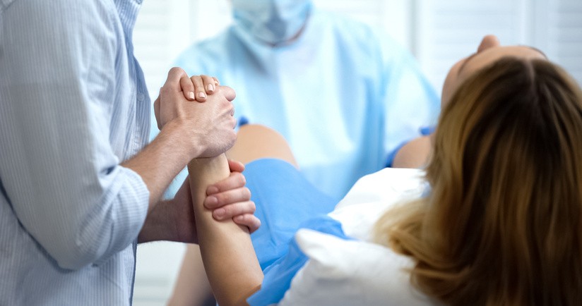 Pęknięcie krocza podczas porodu – czynniki ryzyka, zapobieganie, powikłania. Jak pielęgnować pęknięte krocze po porodzie?