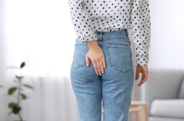 kobieta cierpi z powodu bólu przy odbycie
