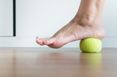 Rehabilitacja bólu stopy przy pomocy piłeczki tenisowej