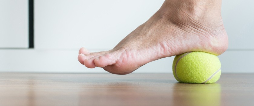 Rehabilitacja bólu stopy przy pomocy piłeczki tenisowej