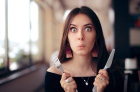 Kompulsywne jedzenie – objawy i skutki. Jak leczyć napadowe objadanie się?