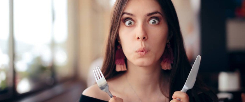 Kompulsywne jedzenie – objawy i skutki. Jak leczyć napadowe objadanie się?