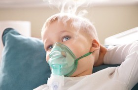 Dziecko z RSV podczas inhalacji. Objawy RSV, RSV u dzieci, RSV u niemowląt, RSV u dorosłych.