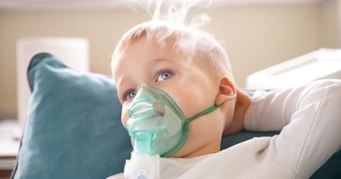 Dziecko z RSV podczas inhalacji. Objawy RSV, RSV u dzieci, RSV u niemowląt, RSV u dorosłych.