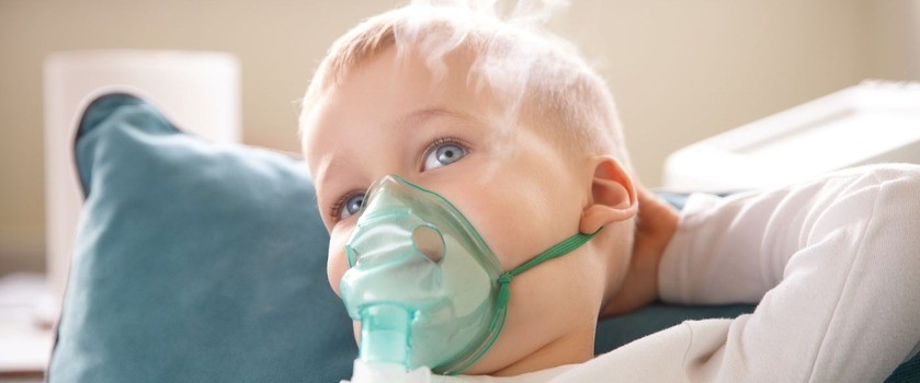 Dziecko z RSV podczas inhalacji. Objawy RSV, RSV u dzieci, RSV u niemowląt, RSV u dorosłych.