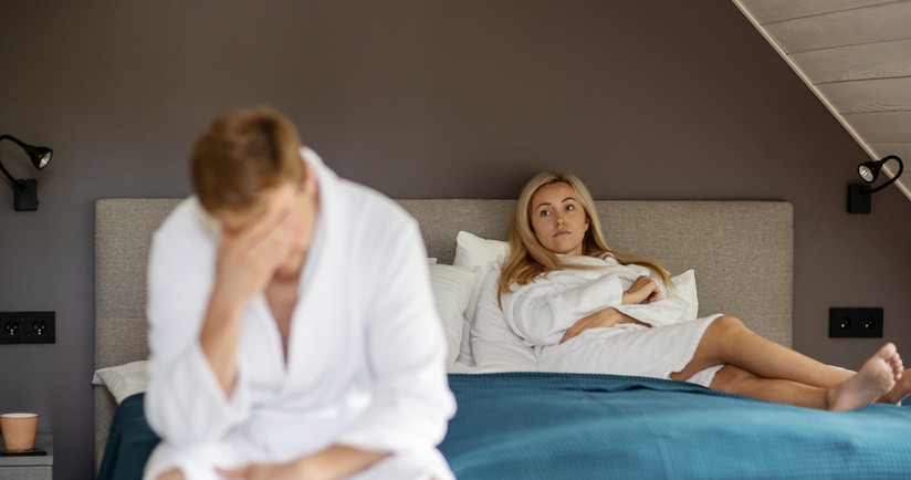 Załamany mężczyzna bez libido