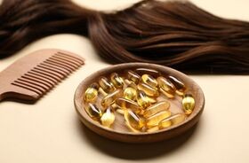 kapsułki z kolagenem na włosy, pukiel włosów i grzebień, kolagen na włosy, jaki kolagen na włosy, suplementacja kolagenem na piękne włosy