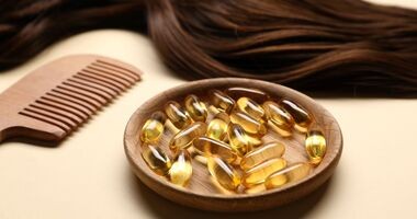 kapsułki z kolagenem na włosy, pukiel włosów i grzebień, kolagen na włosy, jaki kolagen na włosy, suplementacja kolagenem na piękne włosy