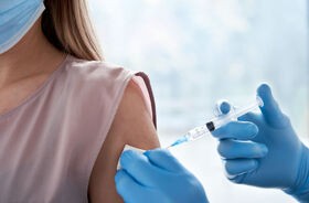 Kobieta szczepiona na grypę