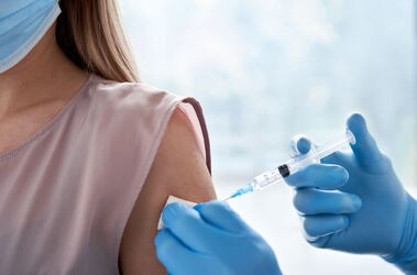 Kobieta szczepiona na grypę