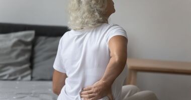 starsza kobieta cierpi z powodu bólu kręgosłupa, stenoza kręgosłupa, stenoza kanału kręgowego, stenoza lędźwiowa, stenoza szyjna