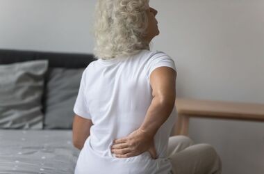 starsza kobieta cierpi z powodu bólu kręgosłupa, stenoza kręgosłupa, stenoza kanału kręgowego, stenoza lędźwiowa, stenoza szyjna