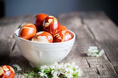 Naturalne sposoby barwienia jaj