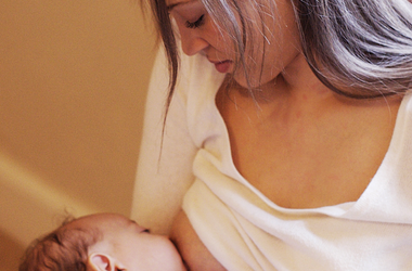 Przechowywanie mleka matki - jak długo, w czym, jak je podgrzewać?