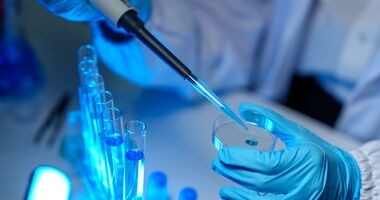 Naukowczyni w laboratorium prowadzi badania.