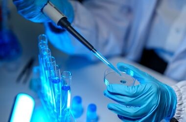 Naukowczyni w laboratorium prowadzi badania.