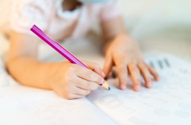 Terapia ręki – na czym polega? Cele, przebieg i efekty terapii ręki u dziecka