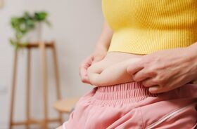 nadmiar skóry po odchudzaniu, skóra po utracie kilogramów, kobieta a nadmiarem skóry na brzuchu