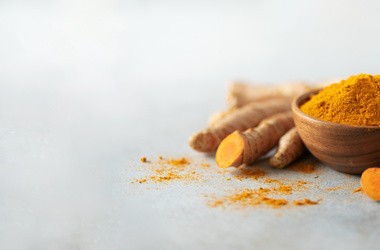 Potencjał kurkuminy w leczeniu COVID-19 – jak działają preparaty nanostrukturalne zawierające kurkuminę?