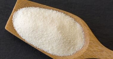 Maltodekstryna na drewnianej łyżce. Czy maltodekstryna jest zdrowa? Maltodekstryna szkodliwość.