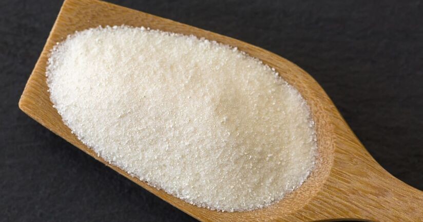 Maltodekstryna na drewnianej łyżce. Czy maltodekstryna jest zdrowa? Maltodekstryna szkodliwość.