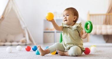siedzące dziecko, kiedy dziecko siada