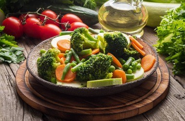 Dieta po operacji bariatrycznej – jak powinno wyglądać żywienie po zmniejszeniu żołądka, a jak po jego wyłączeniu?