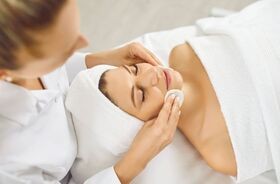 Kobieta na zabiegu bankietowym u kosmetyczki.