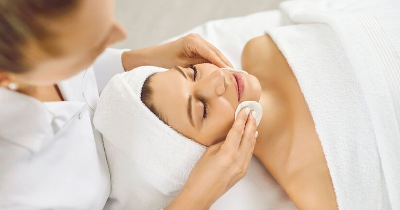 Kobieta na zabiegu bankietowym u kosmetyczki.