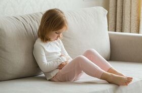 dziewczynka cierpiąca z powodu zaparcia, zaparcia nawykowe u dzieci, zaparcia czynnościowe u dzieci