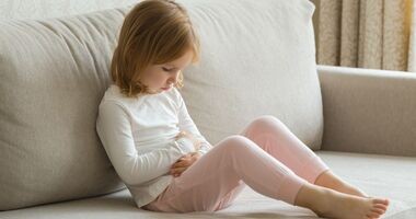 dziewczynka cierpiąca z powodu zaparcia, zaparcia nawykowe u dzieci, zaparcia czynnościowe u dzieci