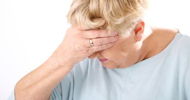 Starsza kobieta cierpi na migrenę