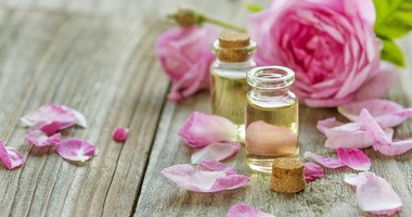 Olej różany w kosmetyce – właściwości i zastosowanie olejku różanego