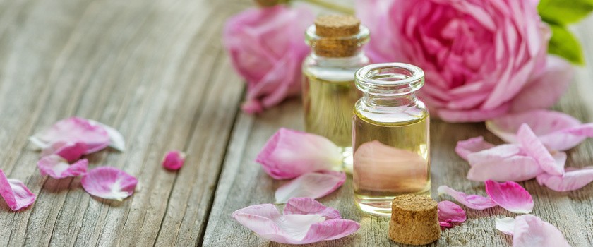 Olej różany w kosmetyce – właściwości i zastosowanie olejku różanego
