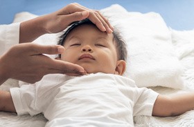 Sprawdzanie oddechu u małego dziecka
