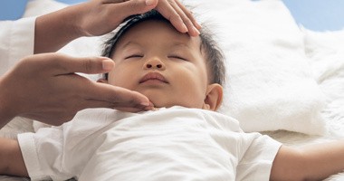 Sprawdzanie oddechu u małego dziecka