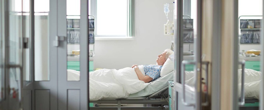 kobieta leżąca na łóżku szpitalnym
