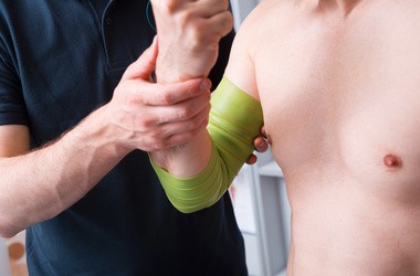 Flossing – na czym polega i jak działa terapia z użyciem elastycznej taśmy? Wskazania, przeciwwskazania, flossing w treningu sportowym