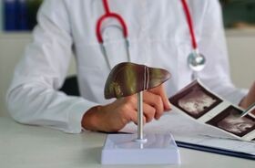 choroby wątroby, chora wątroba, lekarz omawia z pacjentem usg wątroby