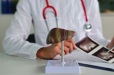 choroby wątroby, chora wątroba, lekarz omawia z pacjentem usg wątroby