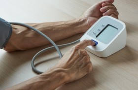Ciśnienie krwi – w którym miejscu należy dokonywać pomiaru? Co na ten temat mówią badania naukowe?