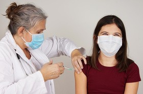 Kobieta szczepiona przeciwko COVID-19